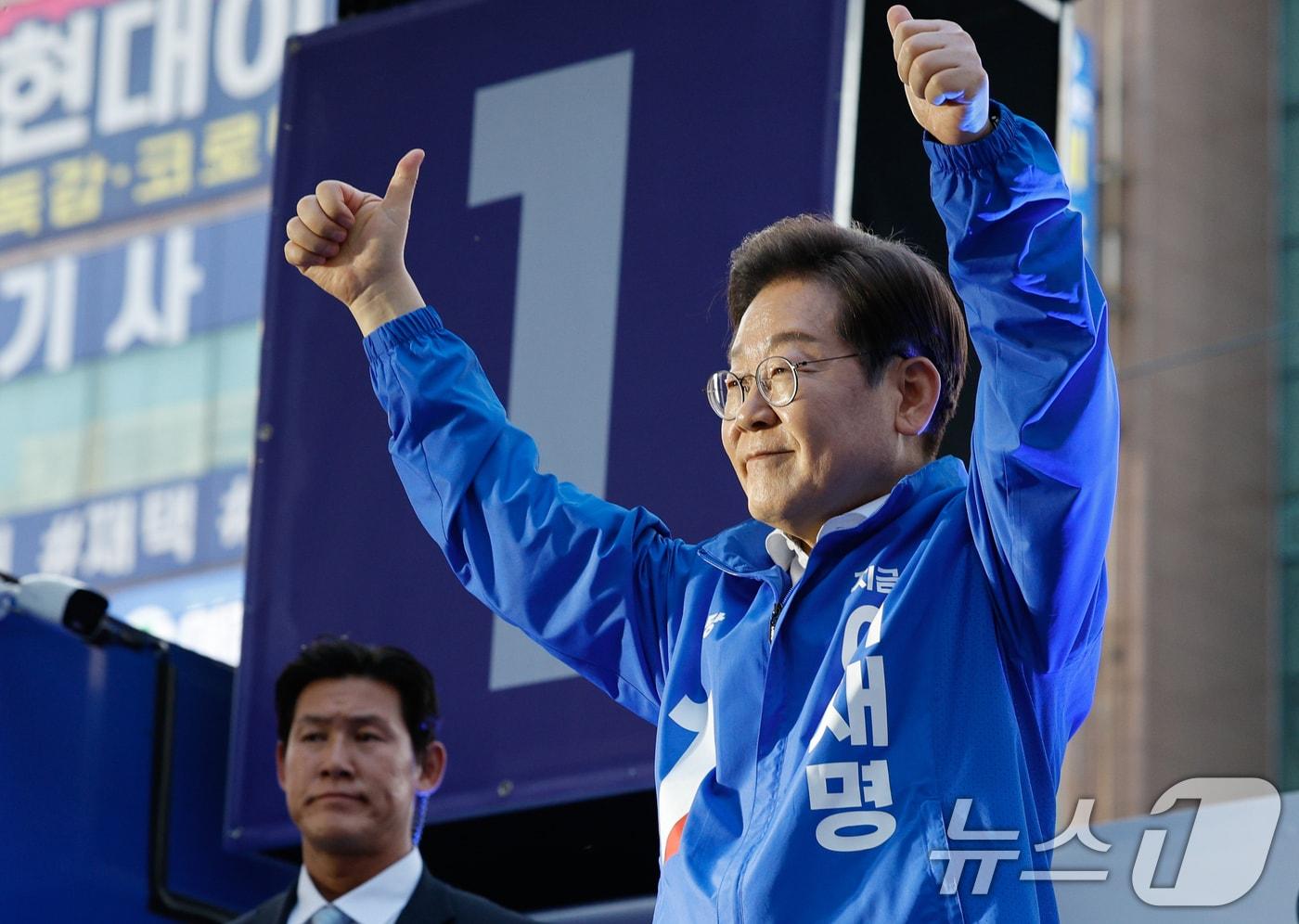 이재명 더불어민주당 대통령 후보가 제21대 대통령 선거 공식 선거운동 첫날인 12일 오후 대전 중구 으능정이거리 스카이로드에서 유세를 마친 뒤 인사하고 있다. 2025.5.12/뉴스1 ⓒ News1 안은나 기자
