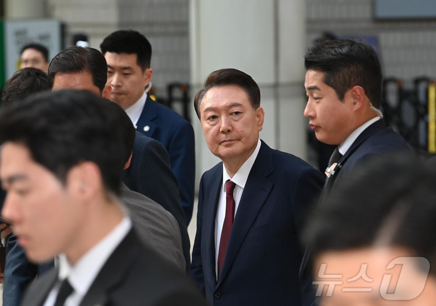 윤석열 전 대통령이 12일 오전 서울 서초구 중앙지방법원에서 열린 내란 우두머리 혐의, 직권남용 권리행사방해 혐의 사건 3차 공판을 마치고 법원을 나서고 있다. ⓒ News1 사진공동취재단