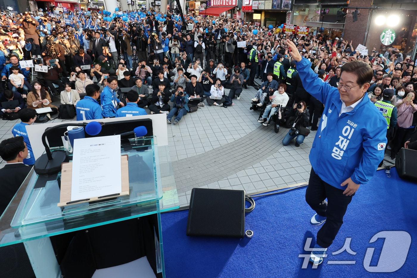 본문 이미지 - 이재명 더불어민주당 대통령 후보가 제21대 대통령 선거 공식 선거운동 첫날인 12일 오후 대전 중구 으능정이거리 스카이로드에서 유세에 앞서 인사하고 있다. (공동취재) 2025.5.12/뉴스1 ⓒ News1 안은나 기자