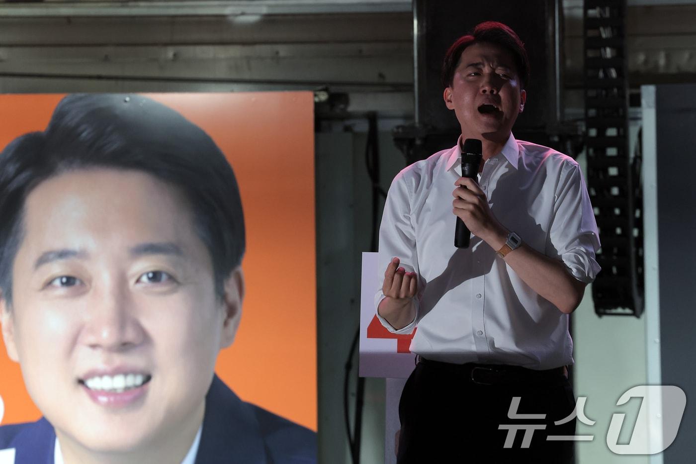 이준석 개혁신당 대통령 후보가 공식 선거운동이 시작된 12일 서울 중구 청계광장에서 가진 서울 첫 집중유세에서 지지를 호소하고 있다. 2025.5.12/뉴스1 ⓒ News1 박정호 기자