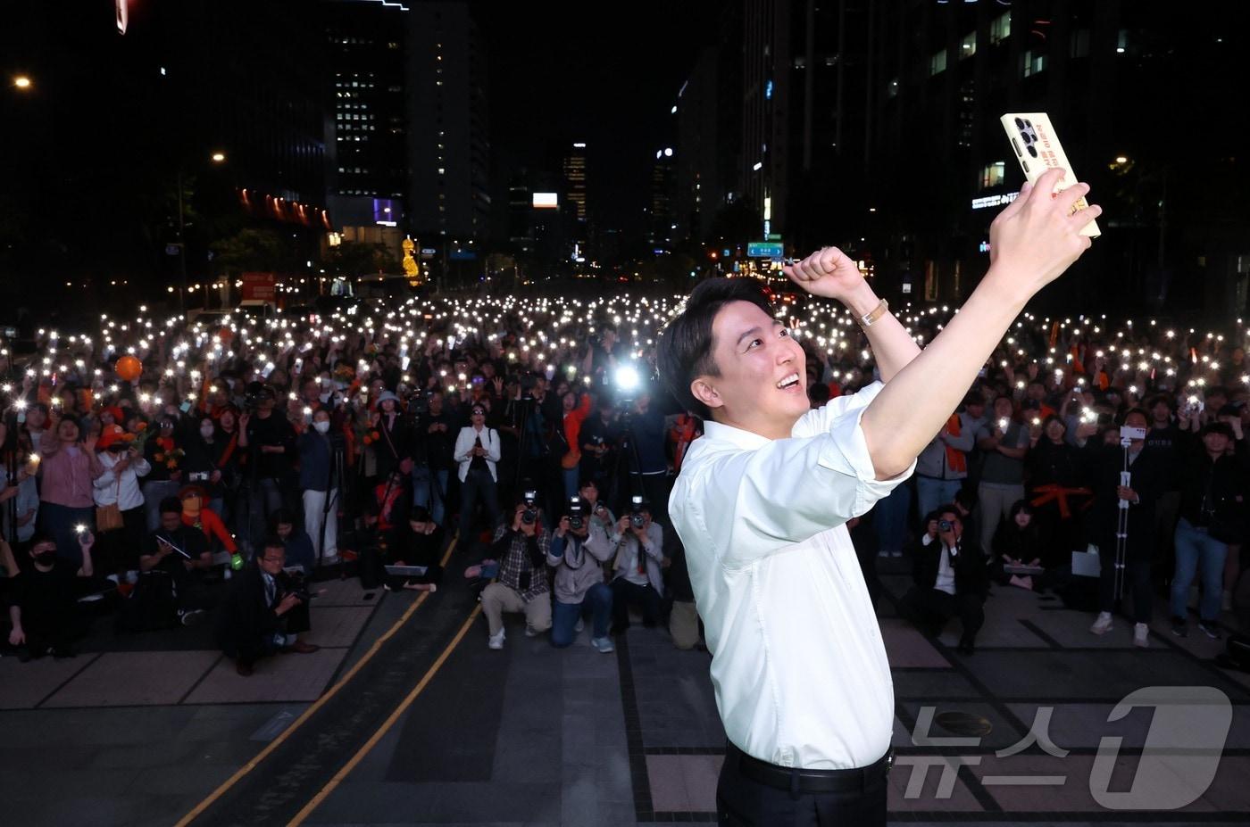 이준석 개혁신당 대통령 후보가 공식 선거운동이 시작된 12일 서울 중구 청계광장에서 가진 서울 첫 집중유세에서 유세차량에 올라 셀카를 찍고 있다. 2025.5.12/뉴스1 ⓒ News1 박정호 기자