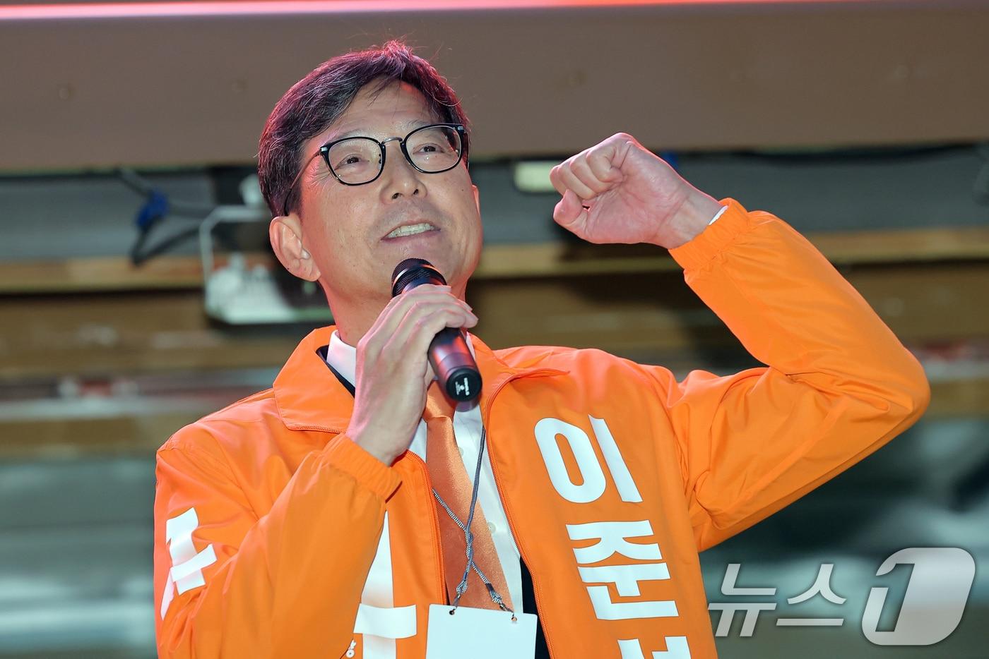 본문 이미지 - 함익병 개혁신당 공동선대위원장이 12일 서울 중구 청계광장에서 열린 이준석 대통령 후보 서울 첫 집중유세에서 찬조연설을 하고 있다. 2025.5.12 ⓒ 뉴스1 박정호 기자