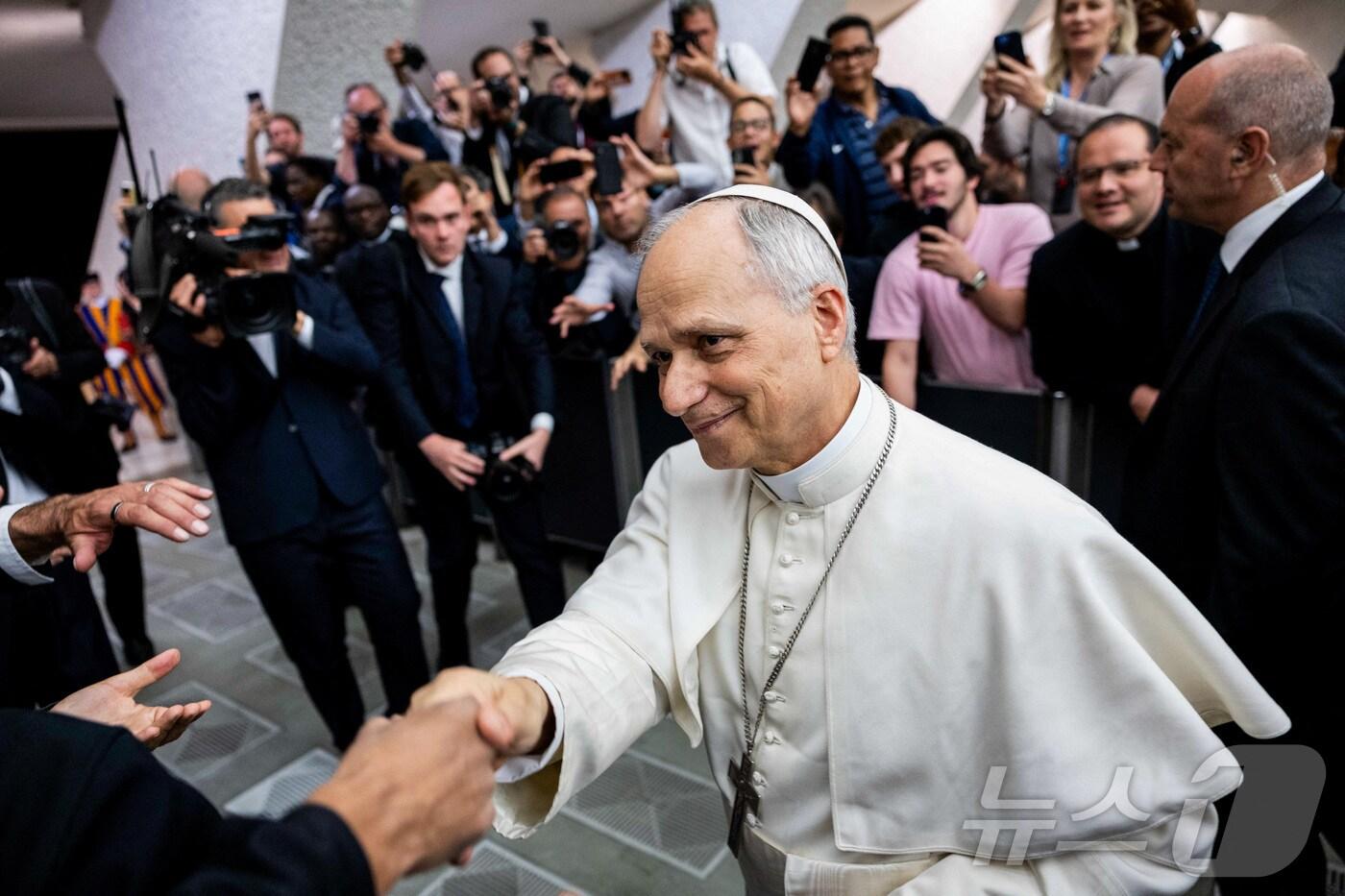 교황 레오 14세가 12일&#40;현지시간&#41; 바티칸시티의 바오로 6세 강당에서 언론인들과 악수하고 있다. 그는 이날 이탈리아 로마에서 활동하는 언론인들과 만나 &#34;말과 이미지의 전쟁에 &#39;아니오&#39;라고 말해야 한다. 전쟁이라는 패러다임을 거부해야 한다＂고 말했다. 2025.05.12. ⓒ 로이터=뉴스1 ⓒ News1 권영미 기자