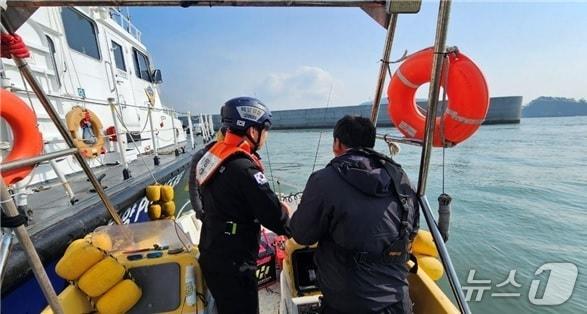 본문 이미지 -  해경이 수상레저 안전 단속을 하고 있다. (태안해경 제공, 재판매 및 DB금지) / 뉴스1