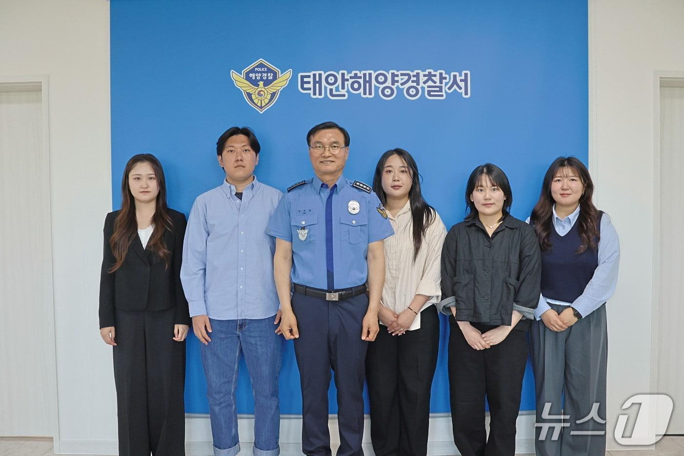 본문 이미지 - 김진영 태안해양경찰서장과 청년 인턴 5명. (태안해경 젝경, 재판매 및 DB금지) / 뉴스1