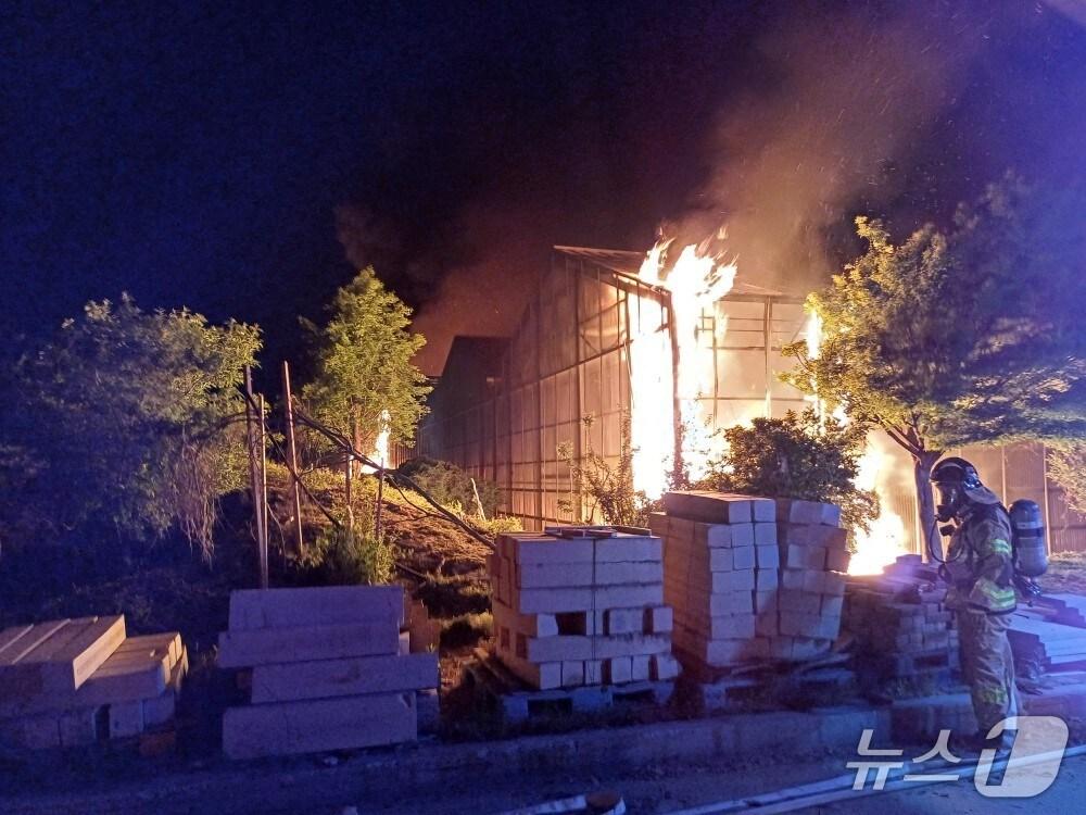 본문 이미지 - 아산 도고면 봉농리 식물원 화재 현장. (아산소방서 제공, 재판매 및 DB 금지) / 뉴스1 