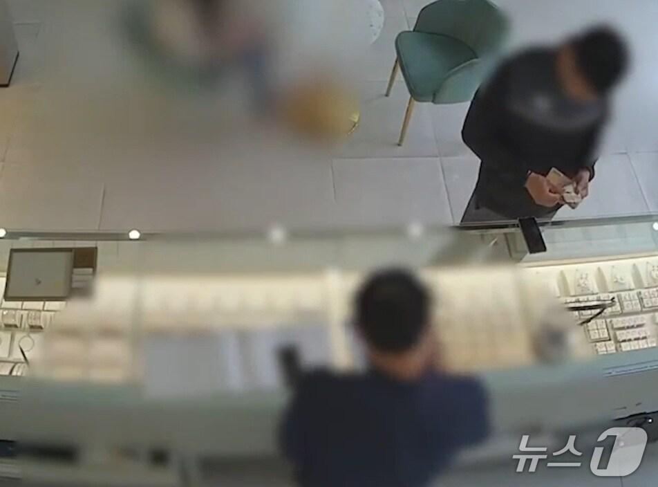 본문 이미지 - 훔친 귀금속을 판매하는 피의자(합천경찰서 제공. 재판매 및 DB금지).