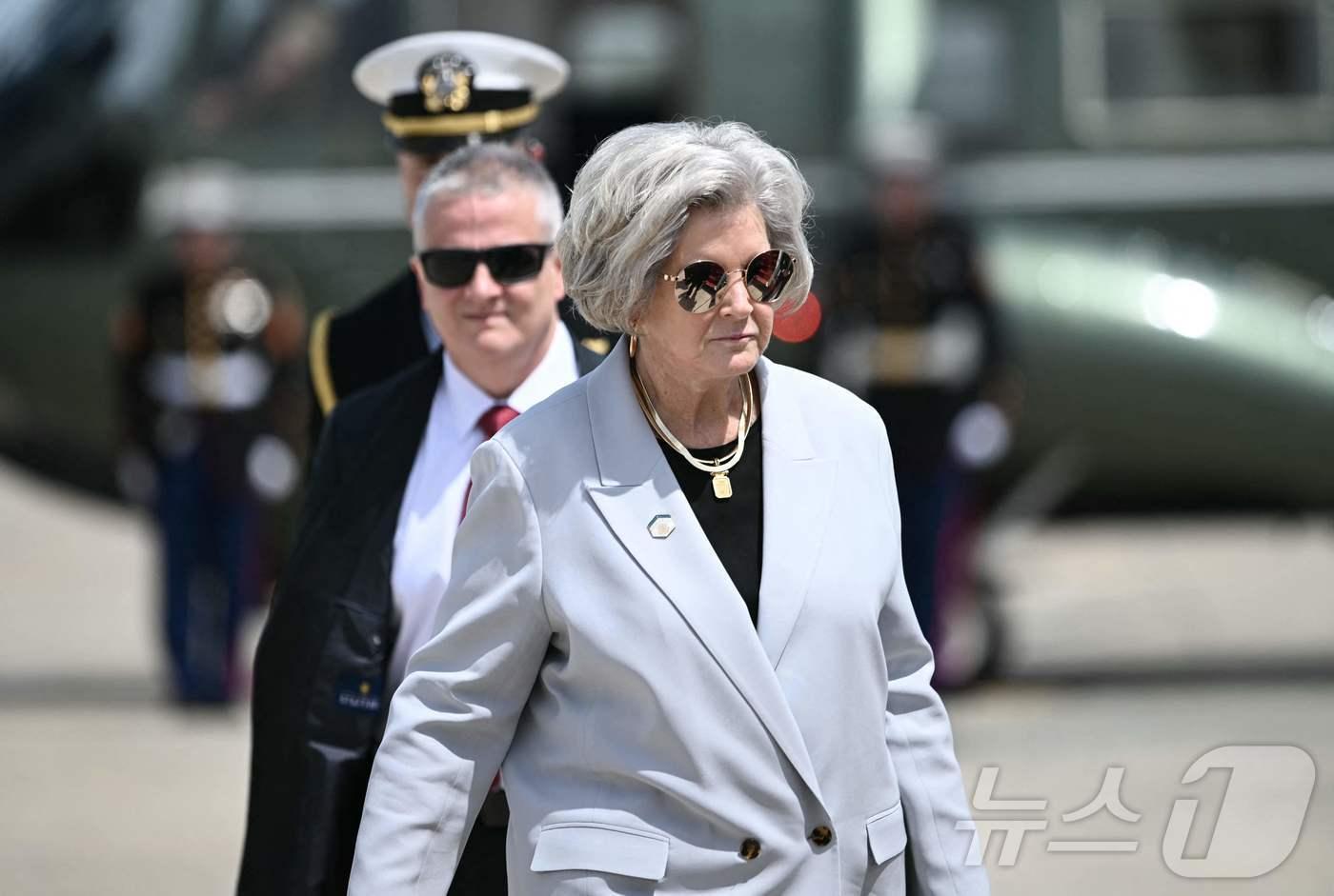 수지 와일스 백악관 비서실장이 12일(현지시간) 도널드 트럼프 대통령의 중동 3개국을 순방에 동행하기 위해 워싱턴 인근 앤드루스 합동 기지서 대통령 전용기를 타러 가고 있다. 2025.05.13 ⓒ AFP=뉴스1 ⓒ News1 우동명 기자