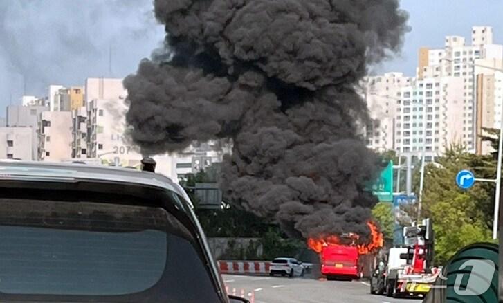 본문 이미지 -  13일 오전 8시 7분께 대전 동구 판암동 판암IC 입구에서 주행 중인 전세버스에 불이 났다.(독자 제공) ⓒ 뉴스1