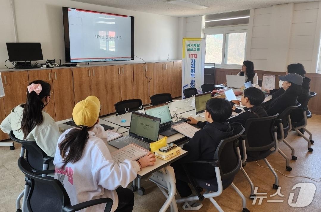 본문 이미지 - 충북 괴산군 학교밖청소년지원센터는 청소년 전용공간인 '꿈꿔락(樂)'에서 학교 밖 청소년을 대상으로 '하다하다 ITQ' 프로그램을 운영한다.(괴산군 제공)/뉴스1