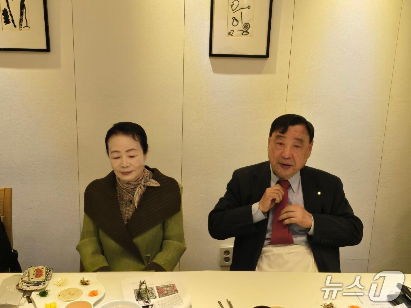 본문 이미지 - 12일 조형아트서울(PLAS) 2025 기자간담회. 조직위원장 이희범 부영그룹 회장(오른쪽)과 운영위원장 손성례 청작화랑 대표. ⓒ 뉴스1 김정한 기자