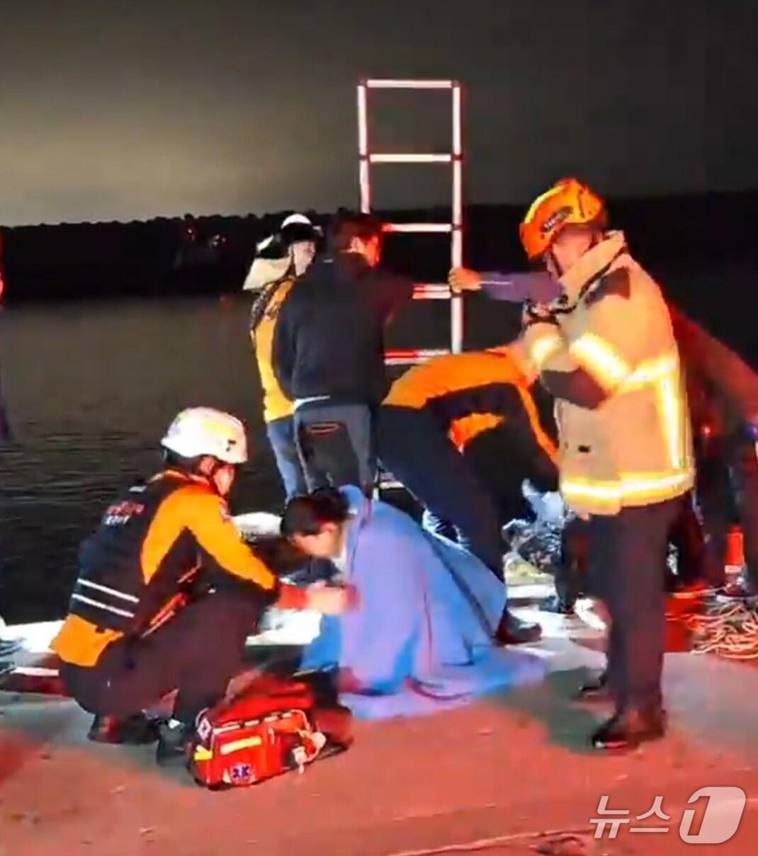 본문 이미지 - 지난 12일 밤 서귀포시 화순항에서 SUV 차량이 추락해 2명이 구조됐다.(제주도소방안전본부 제공. 재판매 및 DB 금지)