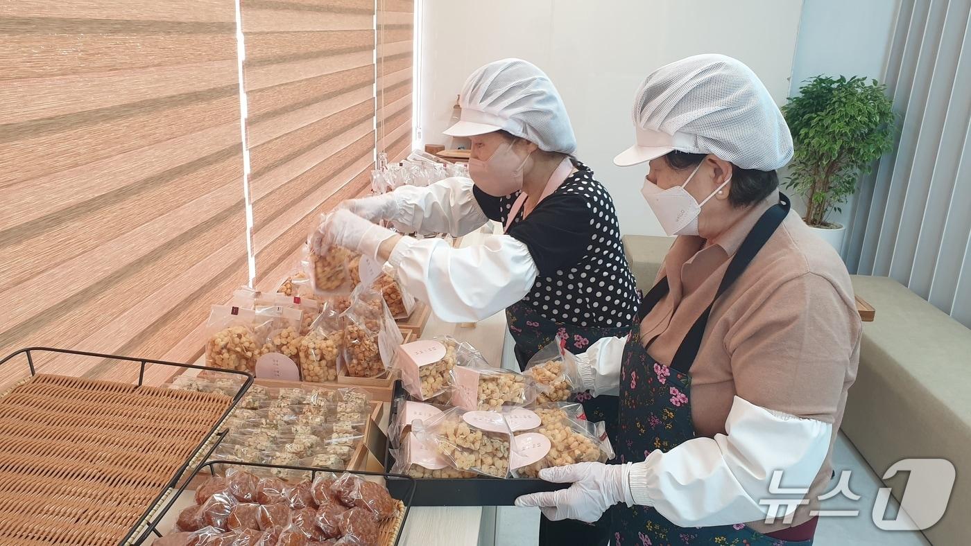 본문 이미지 -  충북 충주에 사는 '할매'가 국가 명인이 만든 조청을 이용해 약과를 선보인다.(충주시 제공. 재판매 및 DB금지)/뉴스1