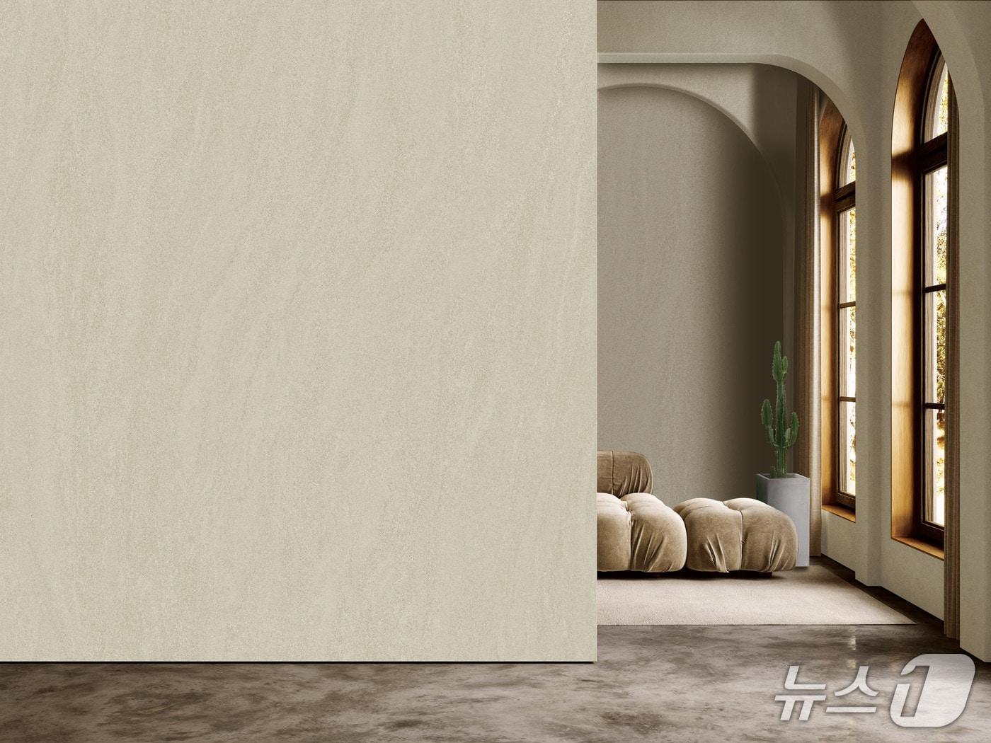 본문 이미지 - 벽면에 시공된 KCC글라스 홈씨씨 &#39;비센티 인테리어필름&#39; 이모션 사하라 &#40;KCC글라스 제공&#41;