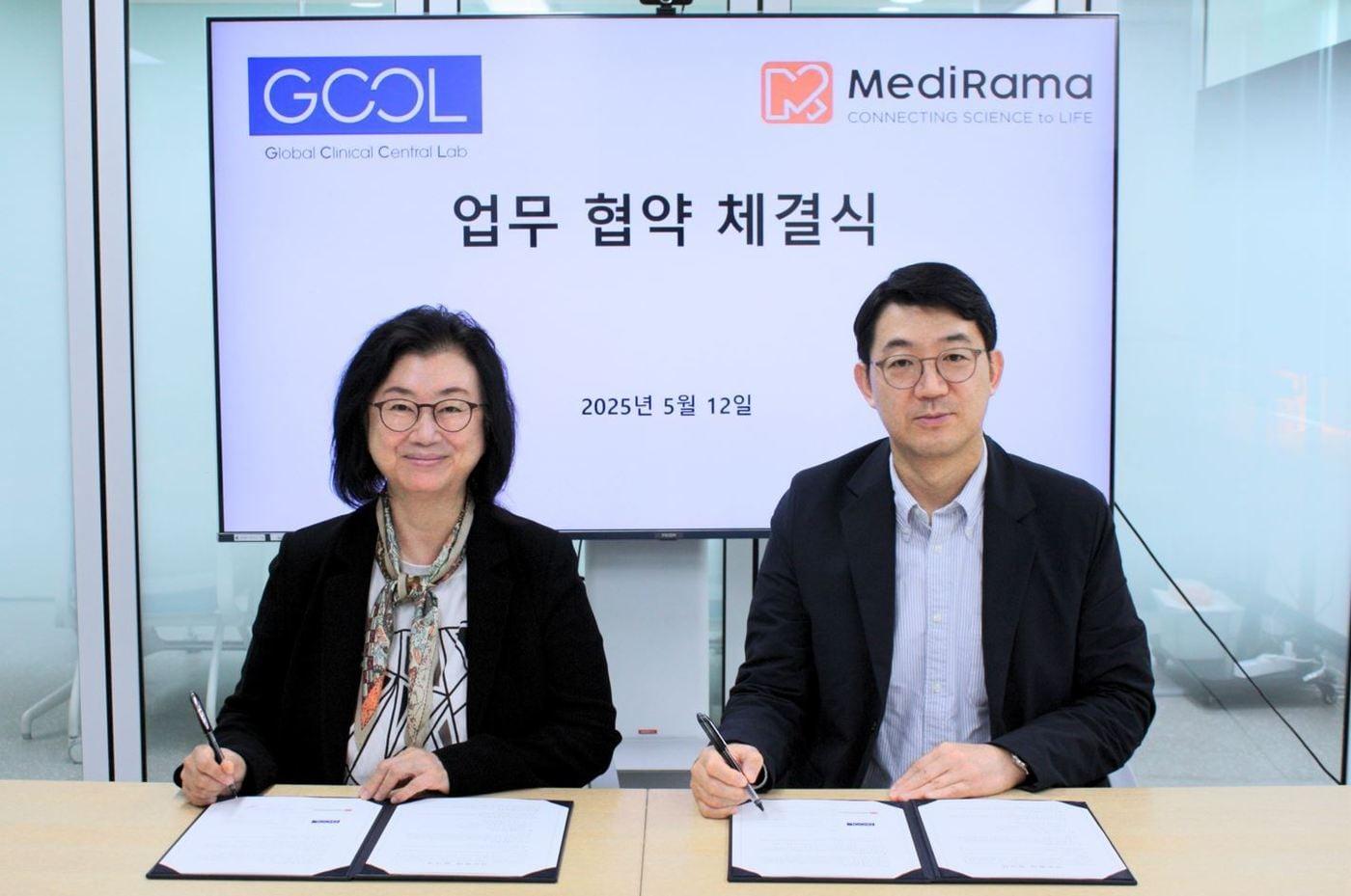 협약식 후 기념 촬영 중인 메디라마 문한림&#40;좌&#41; 대표와 지씨씨엘 조관구&#40;우&#41; 대표. &#40;지씨씨엘 제공&#41; 