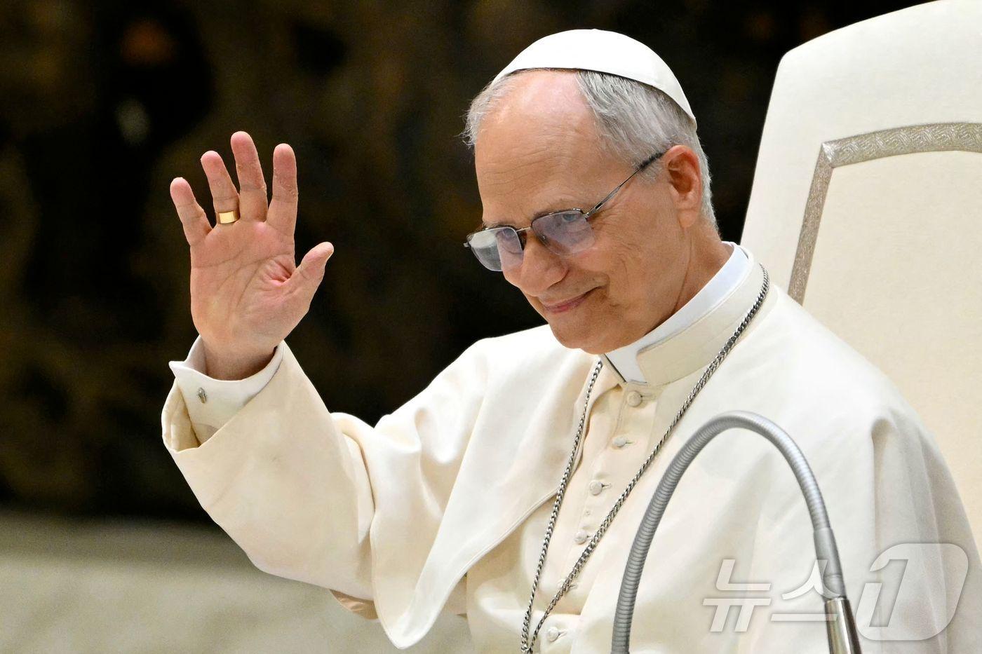 교황 레오 14세가 12일&#40;현지시간&#41; 바티칸 바오로 6세 홀에서 기자회견에 앞서 인사를 하고 있다. ⓒ AFP=뉴스1