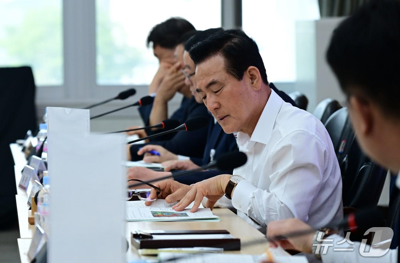본문 이미지 - 뱍성현 논산시장이 지난 12일 시청 회의실에서 5월 확대간부회의 및 ‘2027논산세계딸기산업엑스포 연계사업 발굴 보고회’를 주재하고 있다.