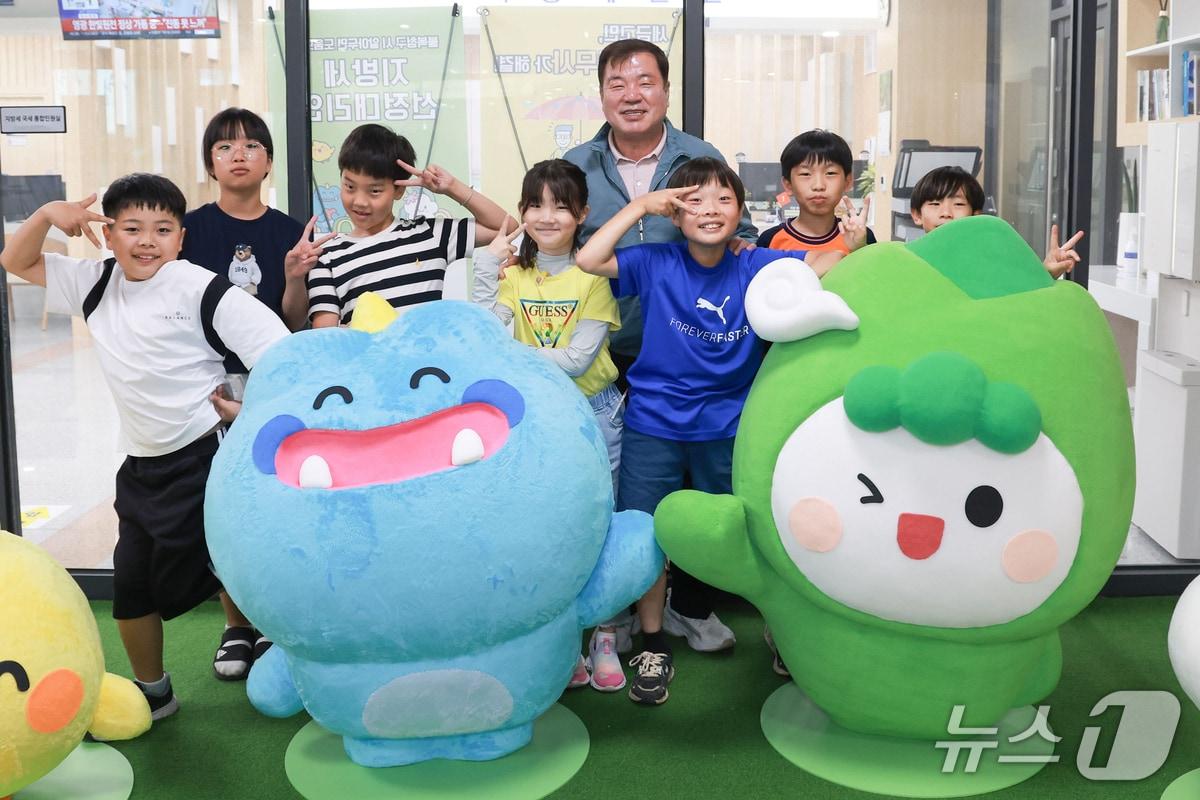 본문 이미지 - 산청군 차황초등학교 학생들과 이승환 군수(산청군 제공. 재판매 및 DB금지)