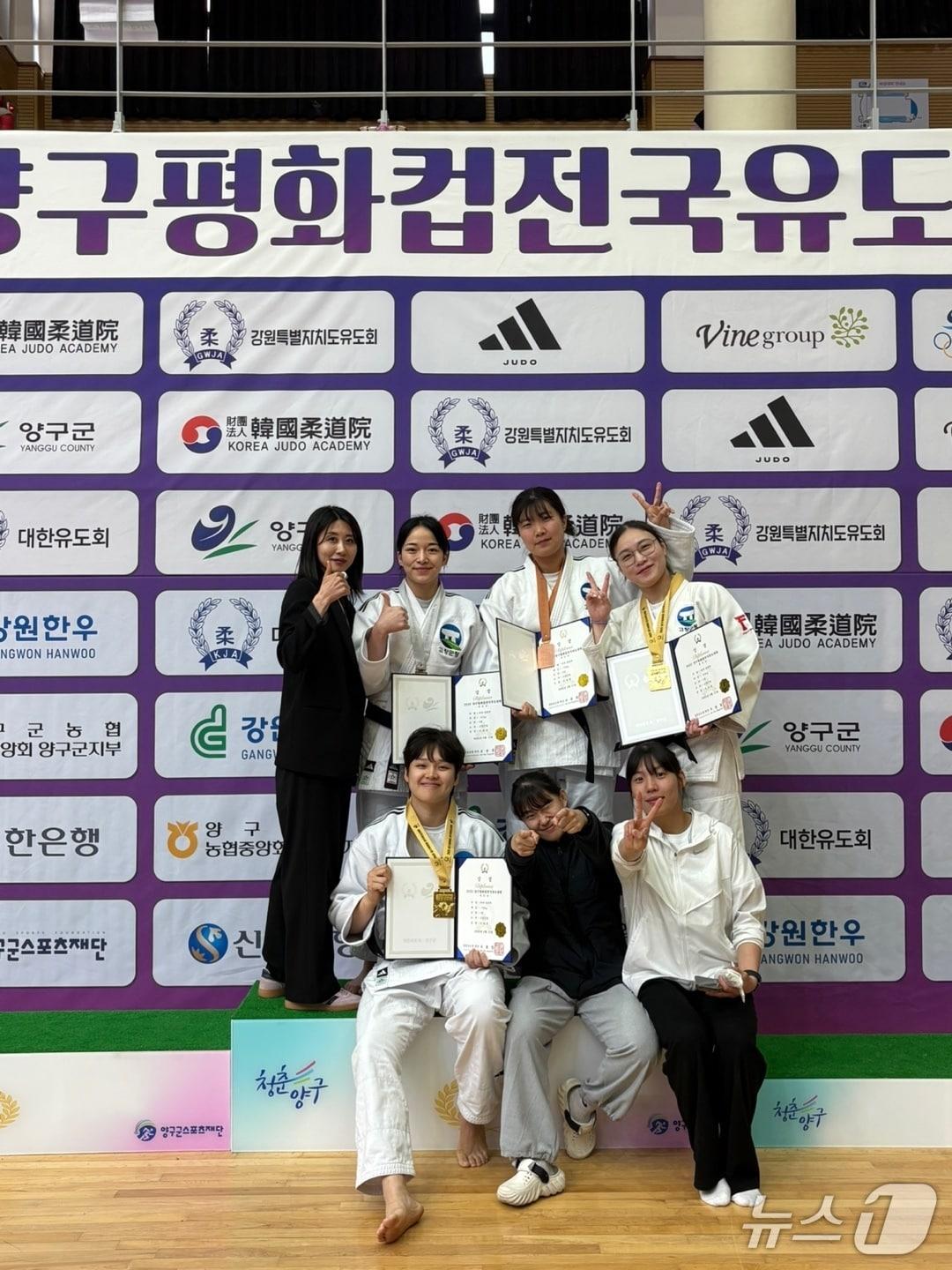 본문 이미지 -  고창군청 유도선수단이 ‘2025 양구 평화컵 전국유도대회’에서 금메달 3개를 포함해 모두 6개의 메달을 따내며 여자 유도명가의 자리를 굳건히 지켰다.(고창군 제공, 재판매 및 DB금지)