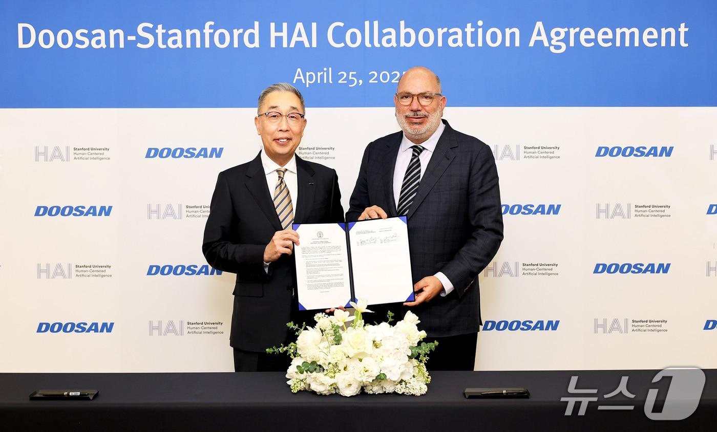 지난 4월 서울 동대문 두산타워에서 열린 산학협력 협약식에서 박지원 두산그룹 부회장과 제임스 랜데이 스탠퍼드 대학 HAI 연구소 공동연구소장이 기념사진을 촬영하는 모습&#40;두산 제공&#41;