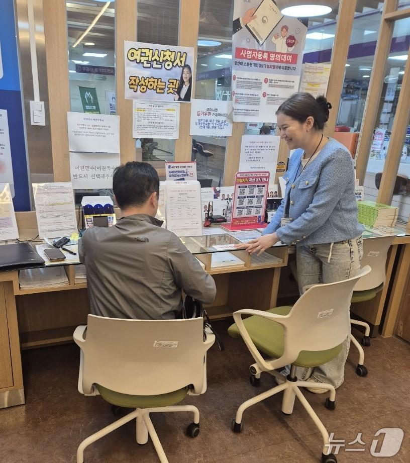 본문 이미지 -  카자흐스탄 고려인 3세 자누르씨(오른쪽)(제천시 제공),/뉴스1