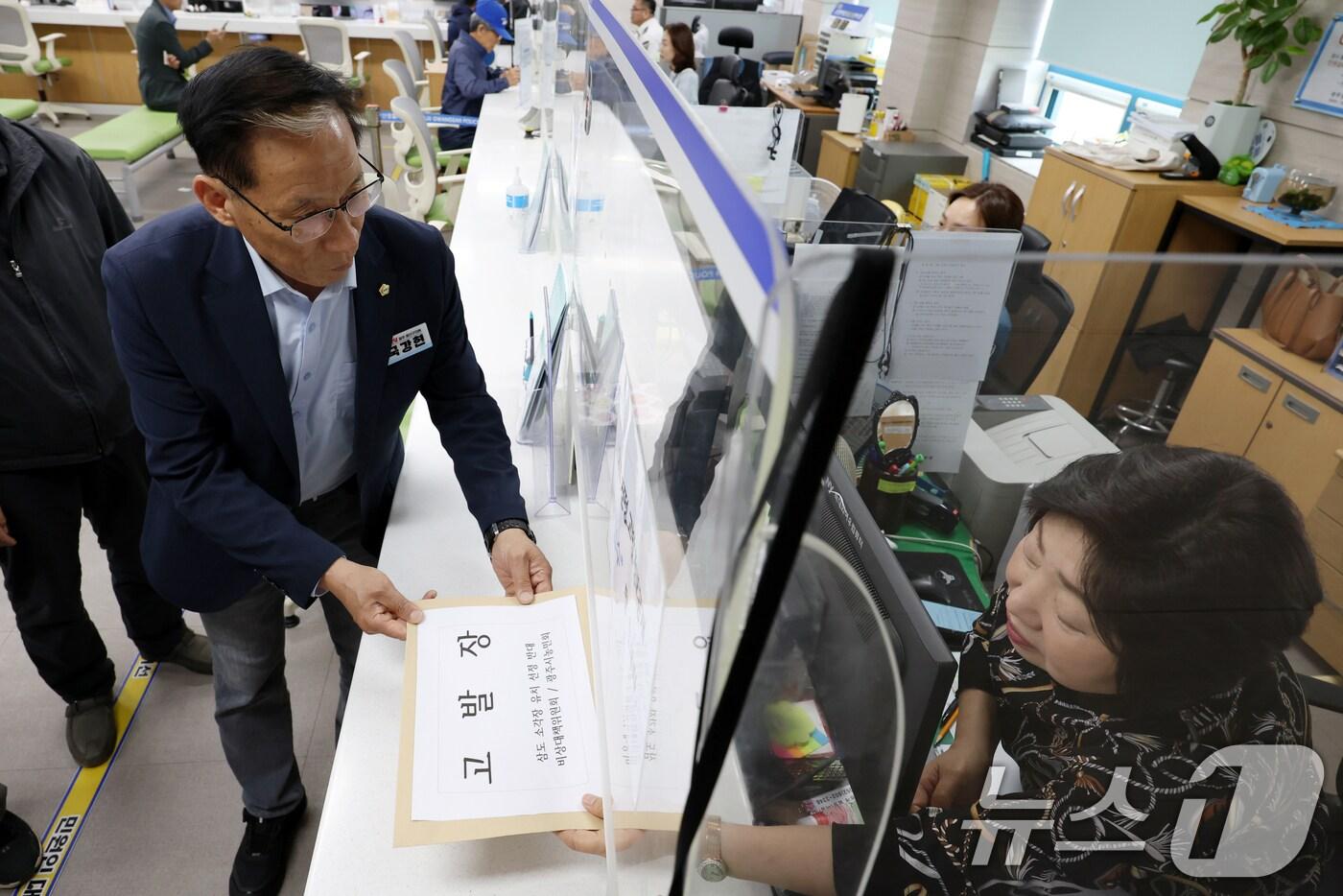 광주 광산구 삼도 소각장 유치 선정 반대 비상대책위원회와 광주시 농민회가 13일 광주 광산경찰서를 찾아 자원회수시설 후보지 선정 타당성 조사 당시 위장전입이 의심되는 세대가 있다며 고발장을 접수하고 있다. 2025.5.13/뉴스1 ⓒ News1 이승현 기자