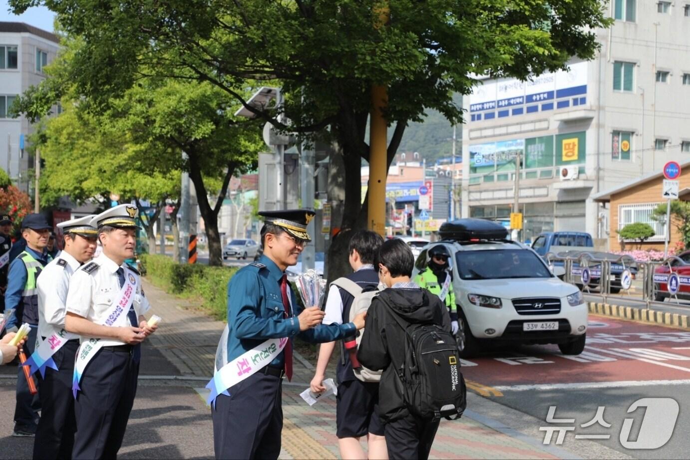 본문 이미지 - 울산경찰청이 13알 차량 전 좌석 안전띠 착용 생활화를 위해 유관기관 합동 교통안전 캠페인을 실시했다.(울산경찰청제공. 재판매 및 DB 금지)