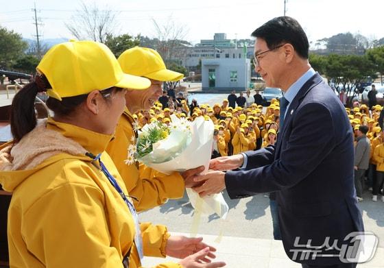 본문 이미지 - 고창군 농촌 일손을 도울 외국인계절근로자 2600명이 입국을 시작했다. 심덕섭 군수가 베트남 계절근로자를 환영하고 있다.&#40;고창군 제공. 재판매 및 DB금지&#41;