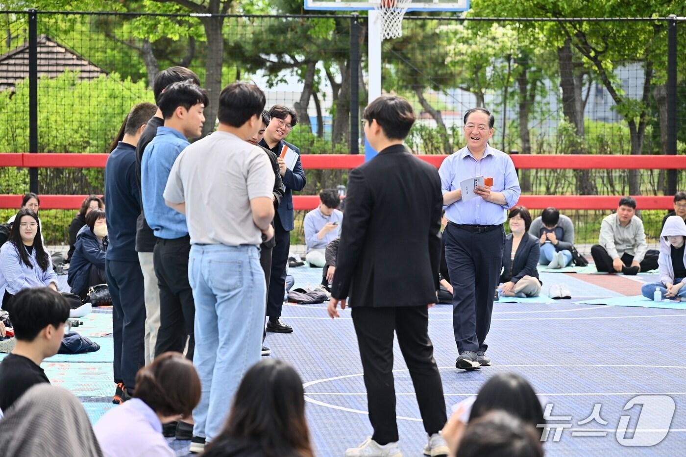 강원 속초시는 13일 오전 청초호 호수공원에서 공직자 200여 명이 참여해 '직원 이야기마당, 좋은 날, 속초’를 운영했다.(속초시 제공, 재판맴 및 DB 금지) 2025.5.13/뉴스1