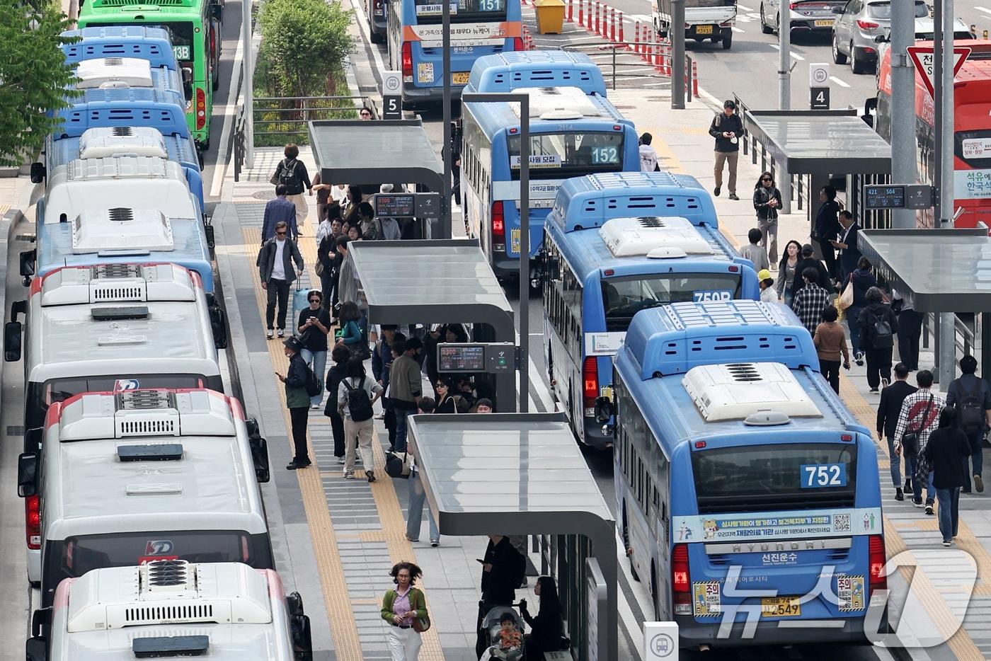 서울 중구 서울역 버스환승센터에서 시민들이 버스를 이용하고 있다. 2025.5.13/뉴스1 ⓒ News1 민경석 기자