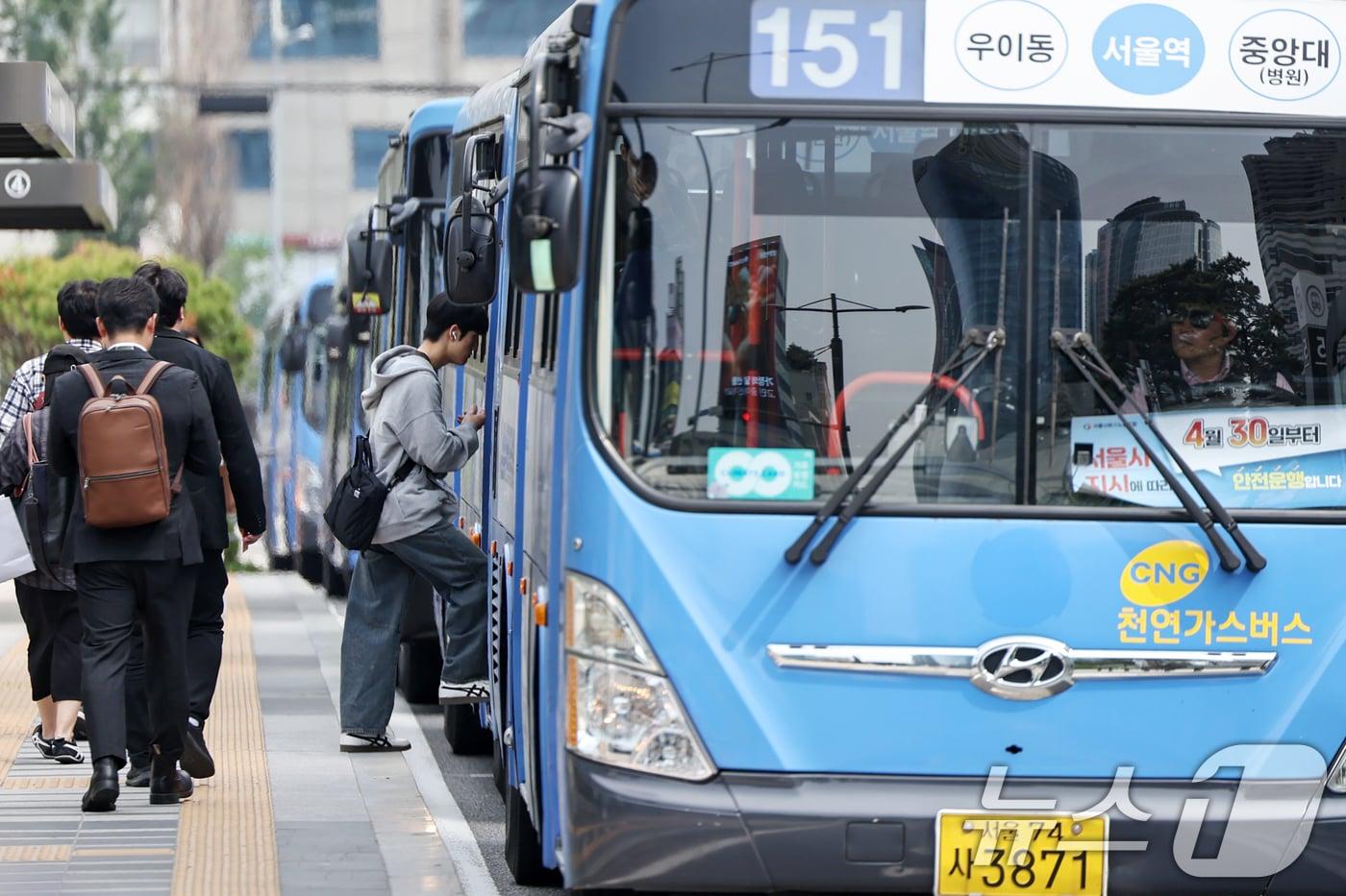 서울 중구 서울역 버스환승센터에서 시민들이 버스를 이용하고 있다. 2025.5.13/뉴스1 ⓒ News1 민경석 기자