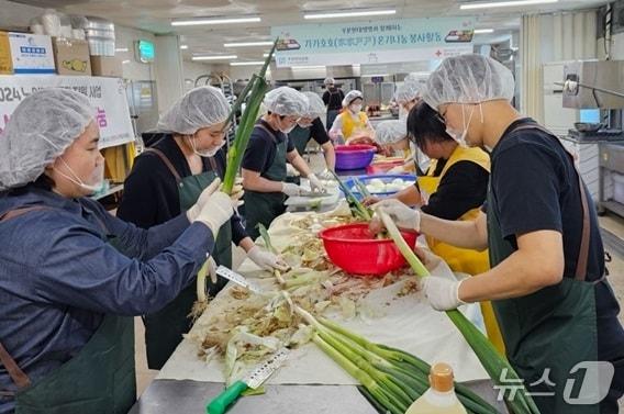 본문 이미지 - 푸본현대생명 자원봉사단은 대한적십자사 서울지사 서부봉사관에서 소외된 이웃 위한 ‘온기나눔’ 봉사활동을 펼쳤다고 13일 밝혔다./사진제공=푸본현대생명