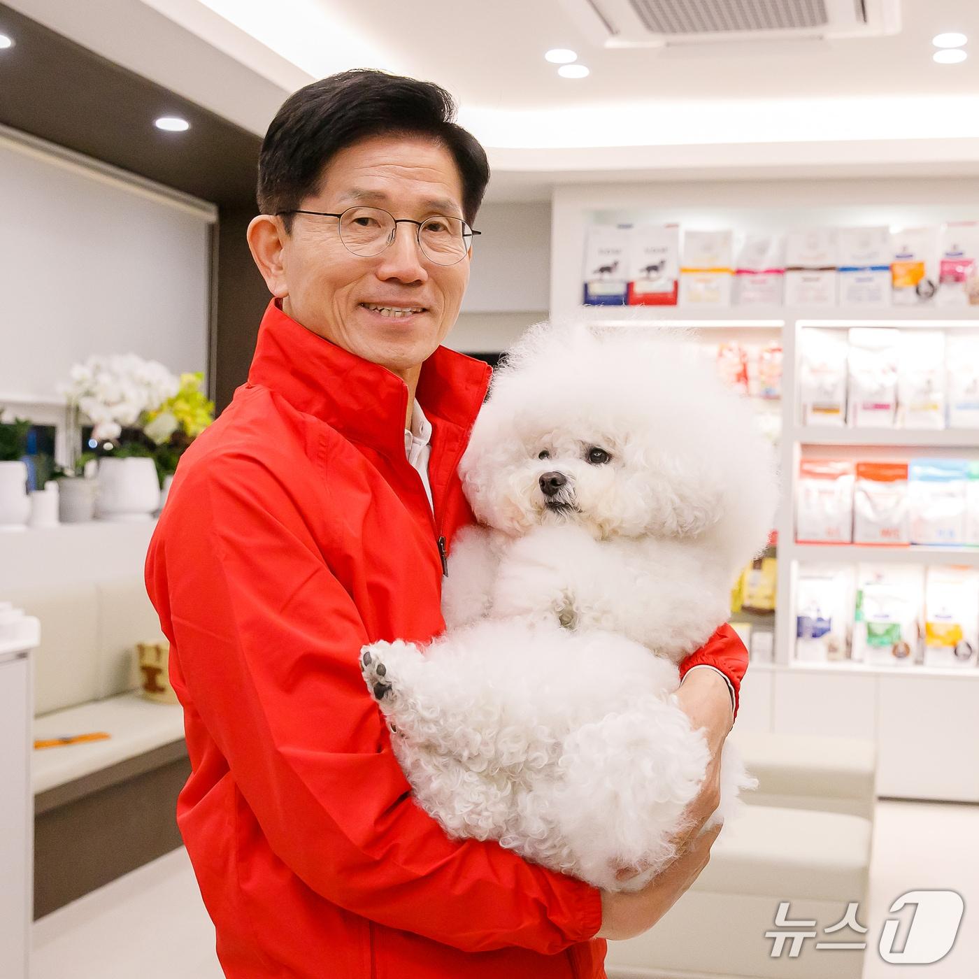 본문 이미지 - 김문수 국민의힘 대통령 후보가 12일 대구의 한 반려동물 전문 병원인 '에피소드동물메디컬센터'를 찾아 기념 촬영을 하고 있다. 2025.5.12. (김 후보 캠프 제공)