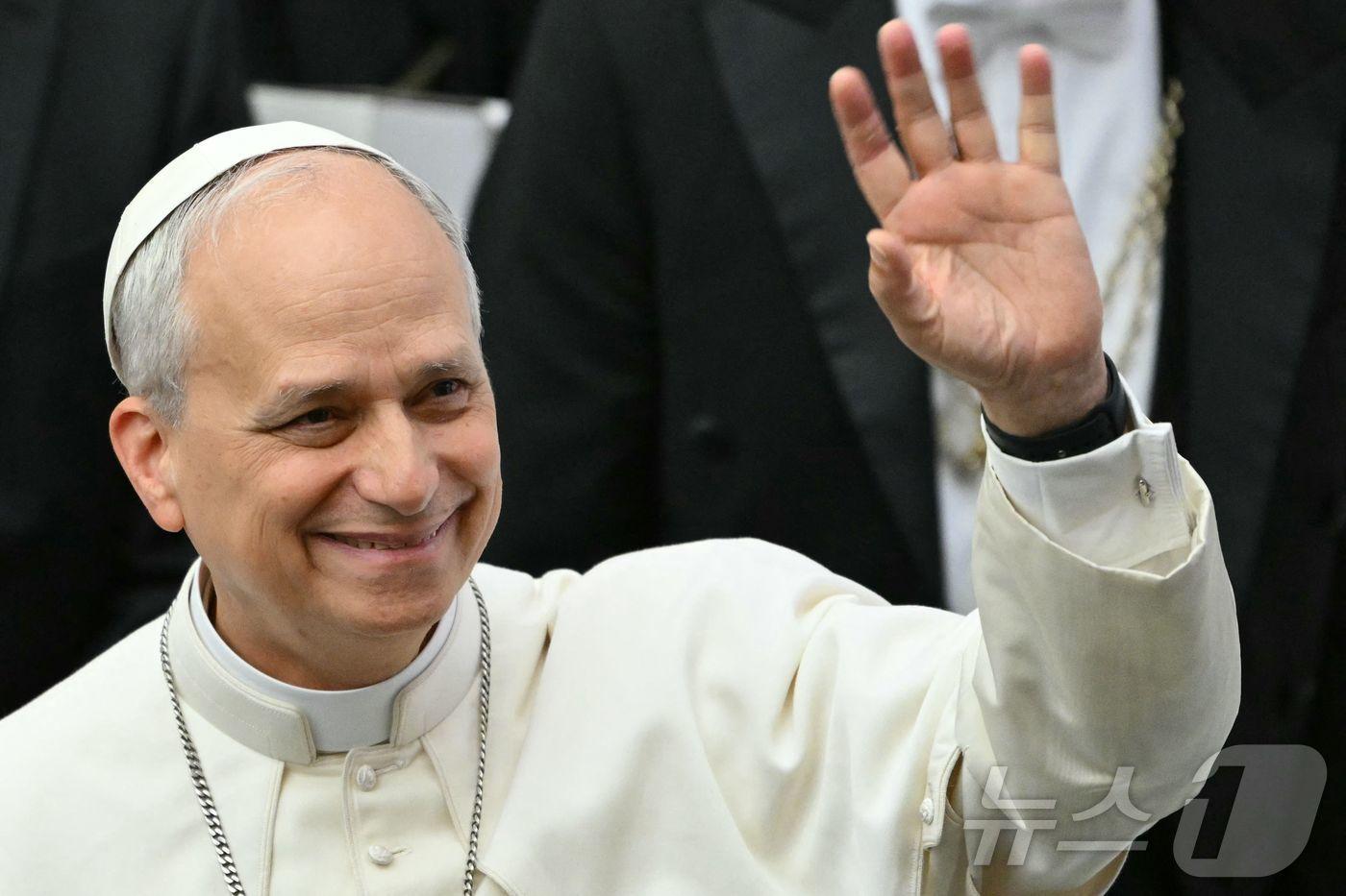 레오 14세 교황이 12일&#40;현지시간&#41; 바티칸에서 가진 첫 기자회견서 취재진에게 손을 흔들고 있다. 2025.05.13 ⓒ AFP=뉴스1 ⓒ News1 우동명 기자