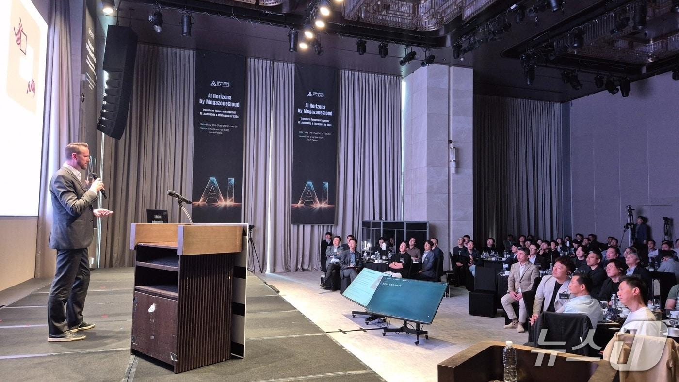 에릭 번즈 앤트로픽 필드 CTO가 발표하고 있다.(메가존클라우드 제공)