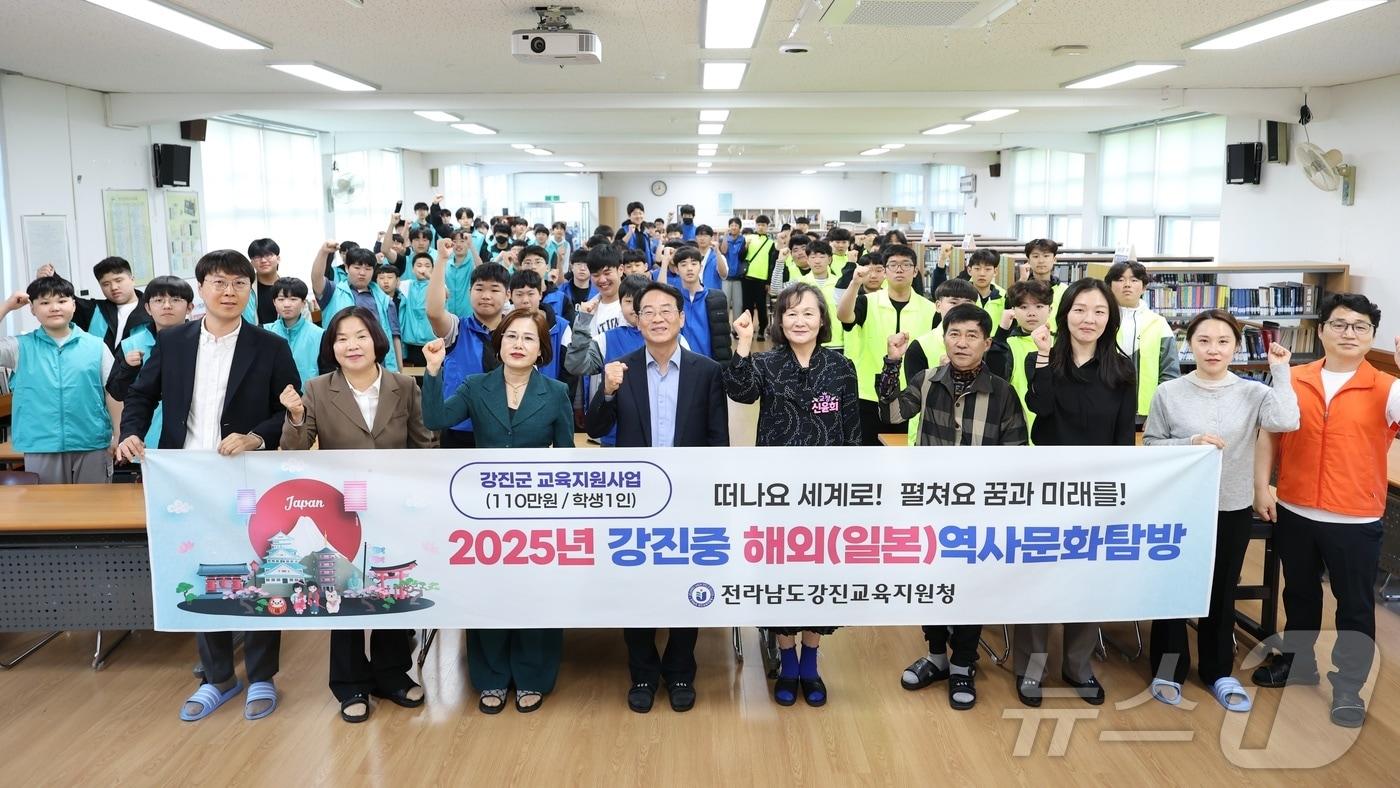 강진원 군수가 해외역사문화탐방을 떠나는 강진중 학생들을 격려하고 있다. (강진군 제공, 재배포 및 DB 금지) /뉴스1