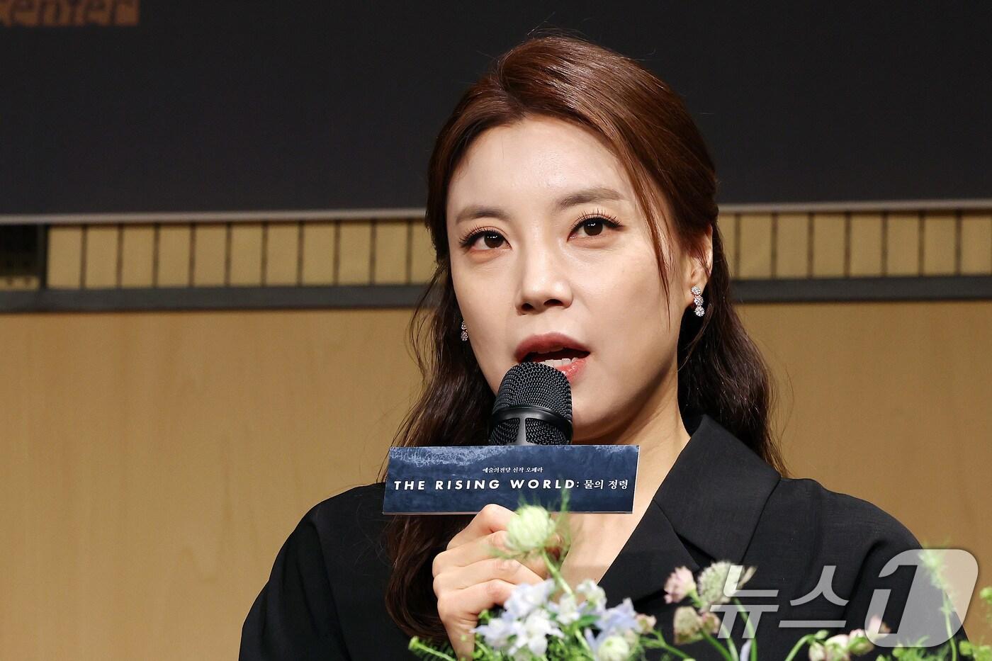 '공주'역을 맡은 소프라노 황수미가 13일 서울 서초구 예술의전당 음악당 인춘아트홀에서 열린 오페라 '물의 정령' 기자간담회에서 인사말을 하고 있다. 2025.5.13/뉴스1 ⓒ News1 이동해 기자