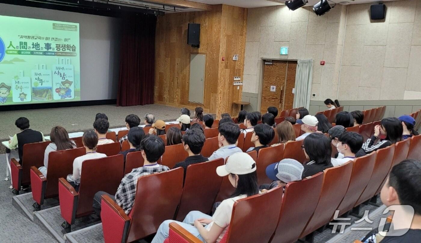 숭실대 평생교육학과 지도 교수와 재학생 50여 명이 13일 충북 증평 평생학습관을 방문해 지역 중심의 평생학습 정책과 특화사업을 체험하고 있다.&#40;증평군 제공&#41;/뉴스1