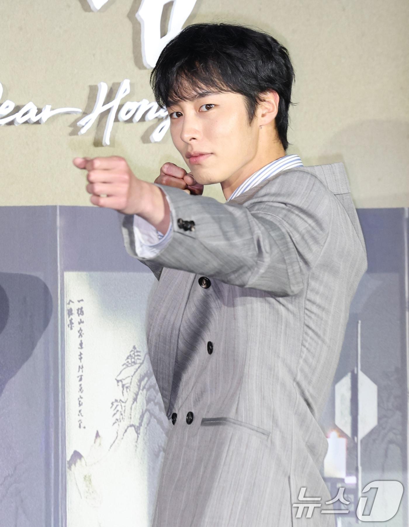 본문 이미지 - 배우 이재욱이 13일 서울 구로구 라마다서울 신도림 호텔에서 열린 넷플릭스 시리즈 '탄금' (극본 김진아/연출 김홍선) 제작발표회에 참석해 포즈를 취하고 있다. '탄금'은 실종되었던 조선 최대 상단의 아들 홍랑(이재욱 분)이 기억을 잃은 채 12년 만에 돌아오고, 이복누이 재이(조보아 분)만이 그의 실체를 의심하는 가운데 둘 사이 싹트는 알 수 없는 감정을 그린 미스터리 멜로 사극이다. 2025.5.13/뉴스1 ⓒ News1 권현진 기자