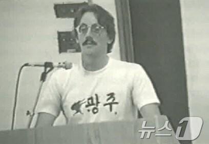 본문 이미지 - 하버드대 광주항쟁 10주년 행사 돌린저 씨. 책 '나의 이름은 임대운'에서 (영암군 제공. 재판매 및 DB금지) /뉴스1 