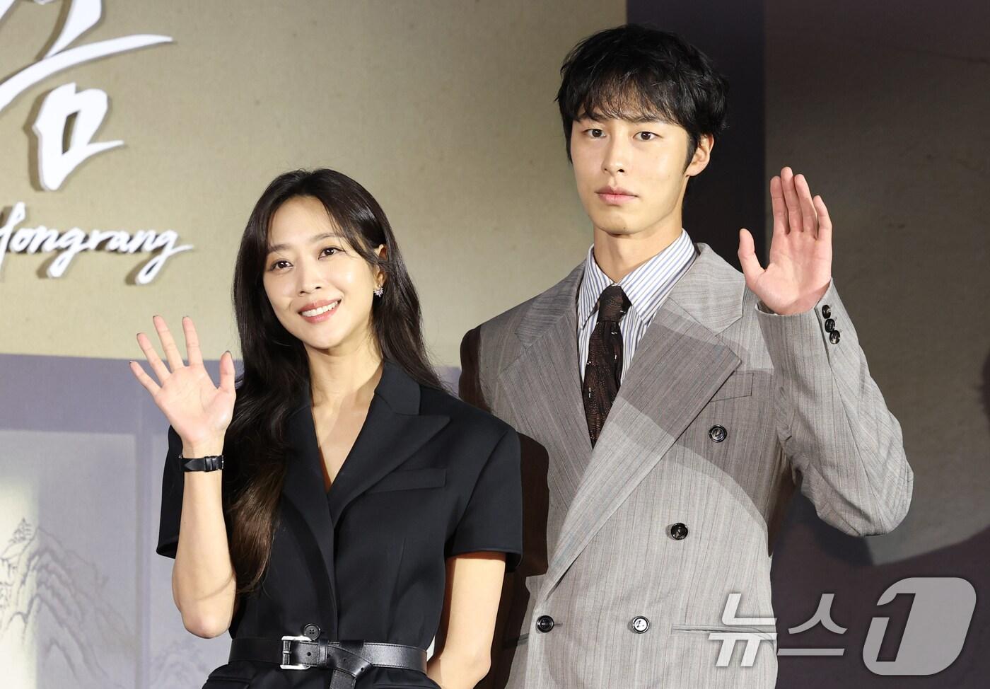 본문 이미지 - 배우 조보아와 이재욱(오른쪽)이 13일 서울 구로구 라마다서울 신도림 호텔에서 열린 넷플릭스 시리즈 '탄금' (극본 김진아/연출 김홍선) 제작발표회에 참석해 포즈를 취하고 있다. '탄금'은 실종되었던 조선 최대 상단의 아들 홍랑(이재욱 분)이 기억을 잃은 채 12년 만에 돌아오고, 이복누이 재이(조보아 분)만이 그의 실체를 의심하는 가운데 둘 사이 싹트는 알 수 없는 감정을 그린 미스터리 멜로 사극이다. 2025.5.13/뉴스1 ⓒ News1 권현진 기자