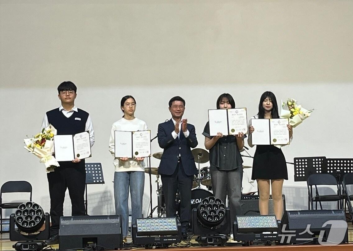 본문 이미지 -  '2025년 광양시 청소년상' 시상식이 개최됐다.(광양시 제공) 