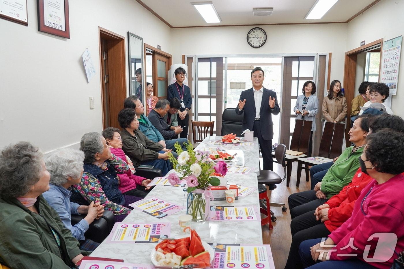 본문 이미지 - 김성제 경기 의왕시장(가운데)이 지난 12일 지역 경로당을 찾아 'SK텔레콤 유심 해킹 사태'에 따른 피해 예방 행동 요령을 알리고 있다. (의왕시 제공. 재판매 및 DB 금지) 2025.5.13/뉴스1 