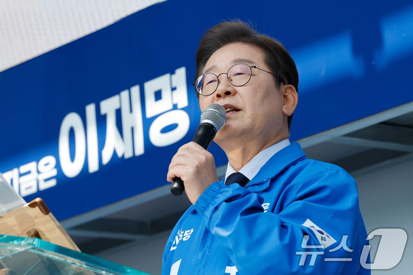 이재명 더불어민주당 대통령 후보가 선거운동 이틀째를 맞은 13일 오전 집중 유세를 위해 경북 구미역 광장을 찾아 지지를 호소하고 있다. 2025.5.13/뉴스1 ⓒ News1 안은나 기자