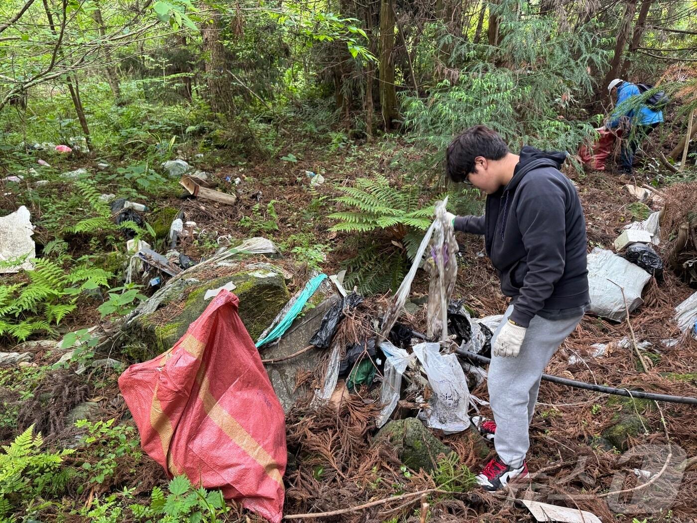 본문 이미지 - 지난 11일 제주시 구좌읍 덕천리 북오름 주변 곶자왈에 버려진 폐기물.(곶자왈사람들 제공. 재판매 및 DB 금지) ⓒ News1 홍수영 기자
