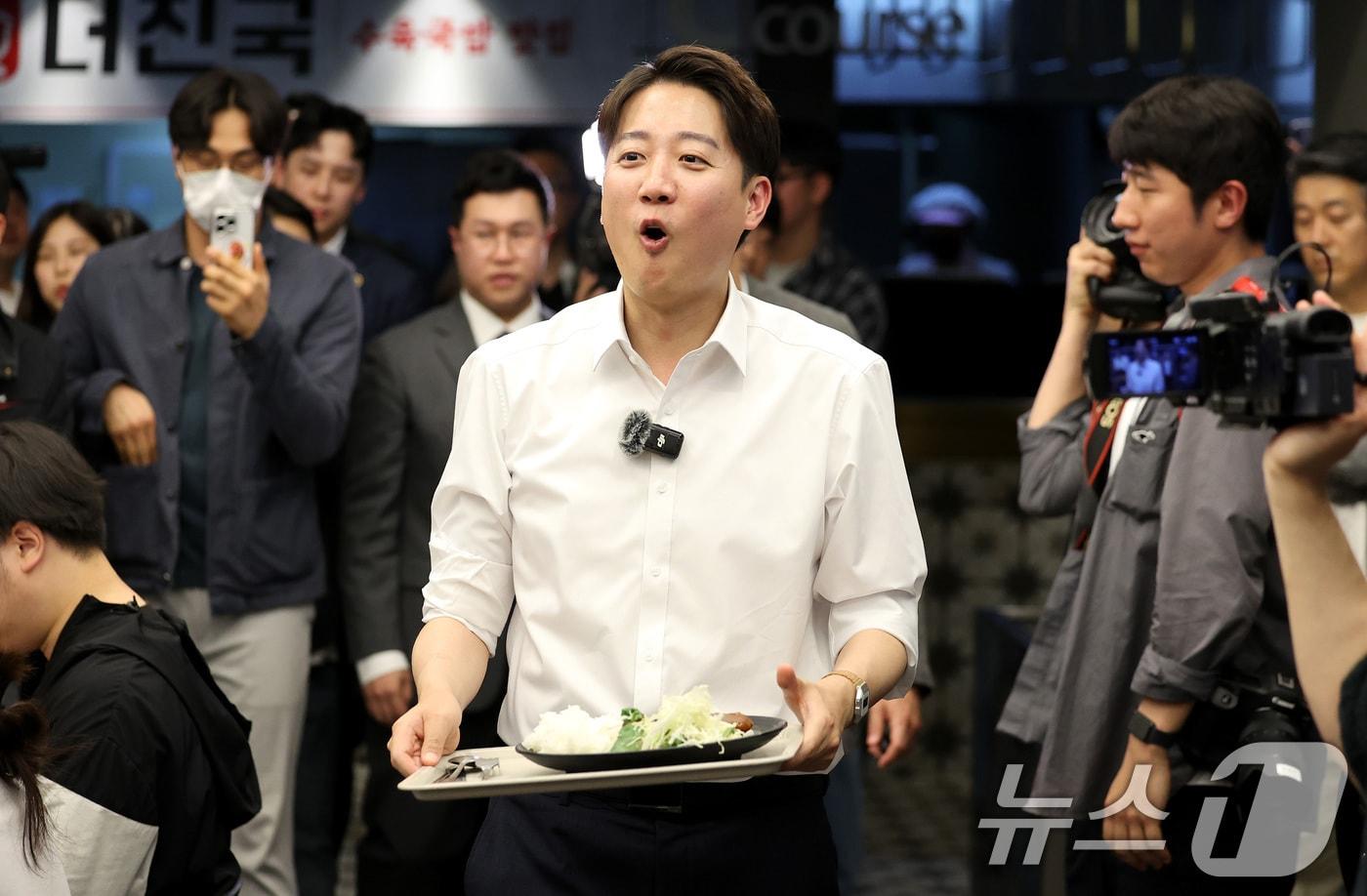 이준석 개혁신당 대통령 후보가 13일 대구 북구 경북대를 찾아 학생들과 점심 식사를 위해 자리로 향하고 있다. 2025.5.13/뉴스1 ⓒ News1 공정식 기자