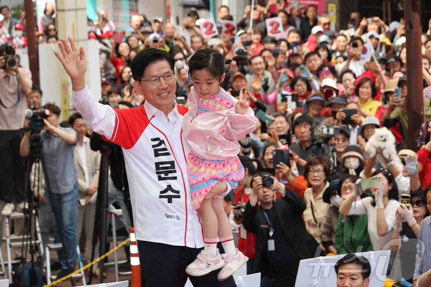 국민의힘 김문수 대선 후보가 13일 울산 뉴코아아울렛 앞에서 유세를 하고 있다. (공동취재) 2025.5.13/뉴스1 ⓒ News1 김민지 기자
