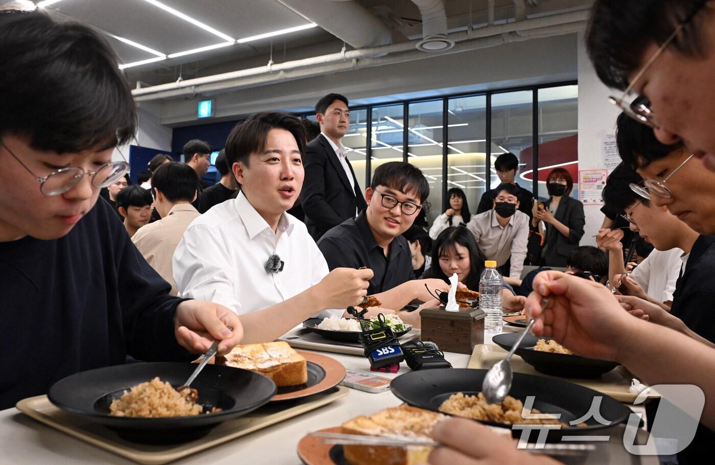 이준석 개혁신당 대통령 후보가 13일 대구 북구 경북대를 찾아 학생들과 점심 식사하며 대화 나누고 있다. 2025.5.13/뉴스1 ⓒ News1 공정식 기자