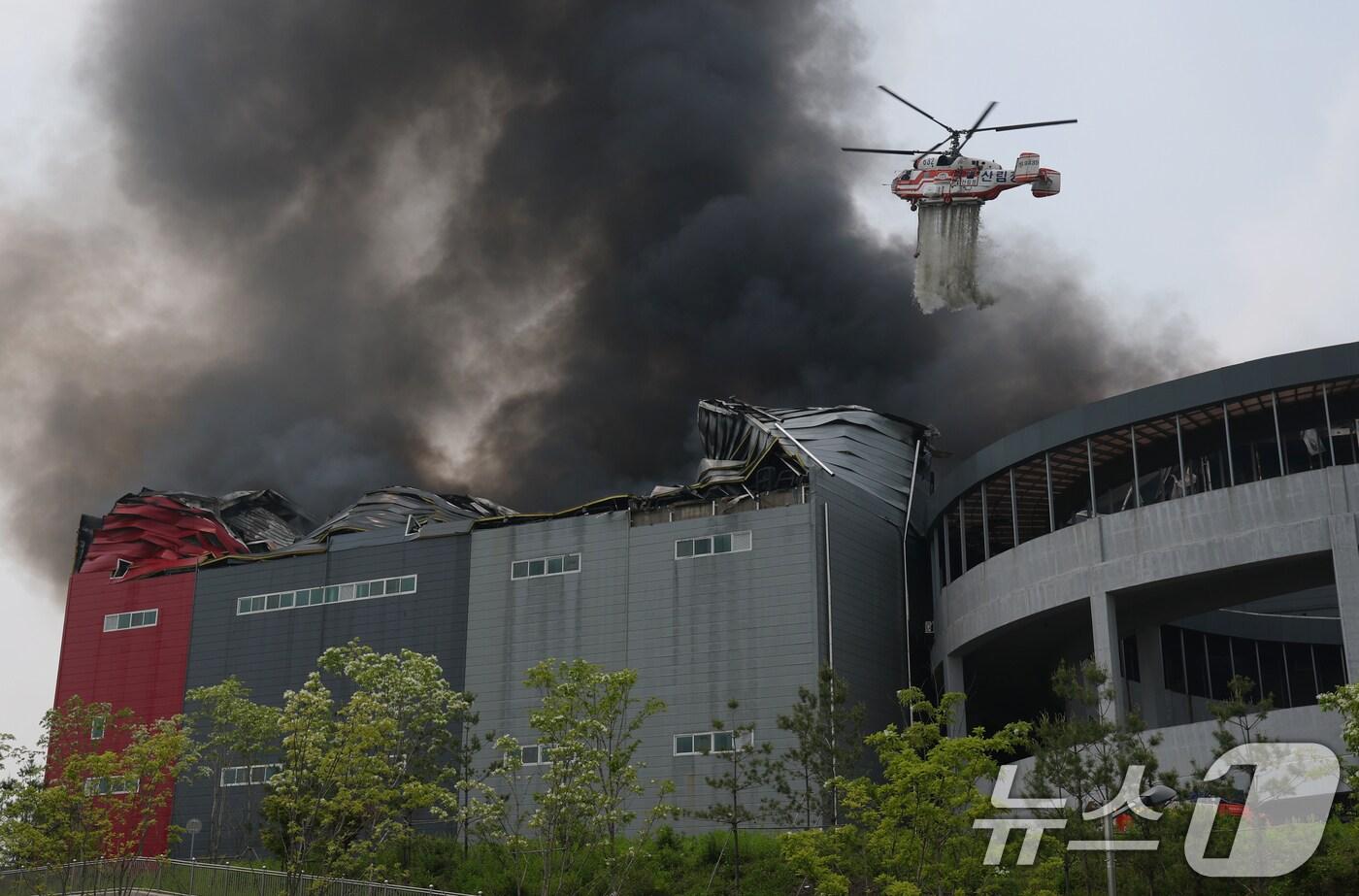 본문 이미지 - 13일 오후 경기 이천시 부발읍 소재 대형 물류창고에서 화재가 발생해 검은 연기가 치솟고 있다.  2025.5.13/뉴스1 ⓒ News1 김영운 기자