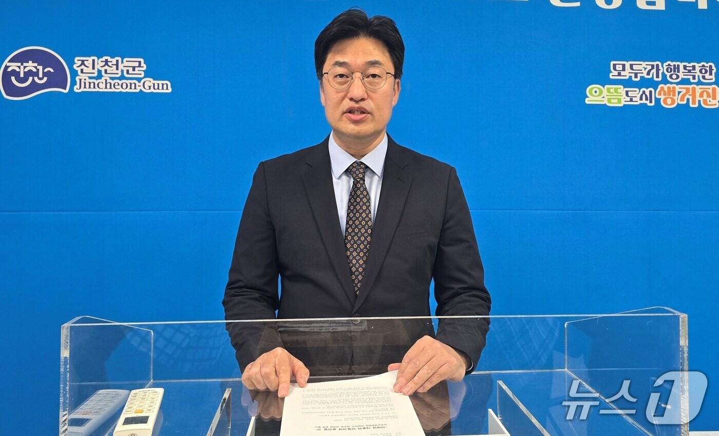 김명식 진천군 체육회장이 13일 진천군청에서 기자회견을 열고 민주당 선대위 중책을 맡아 체육회장을 사임한다고 밝히고 있다./뉴스1.